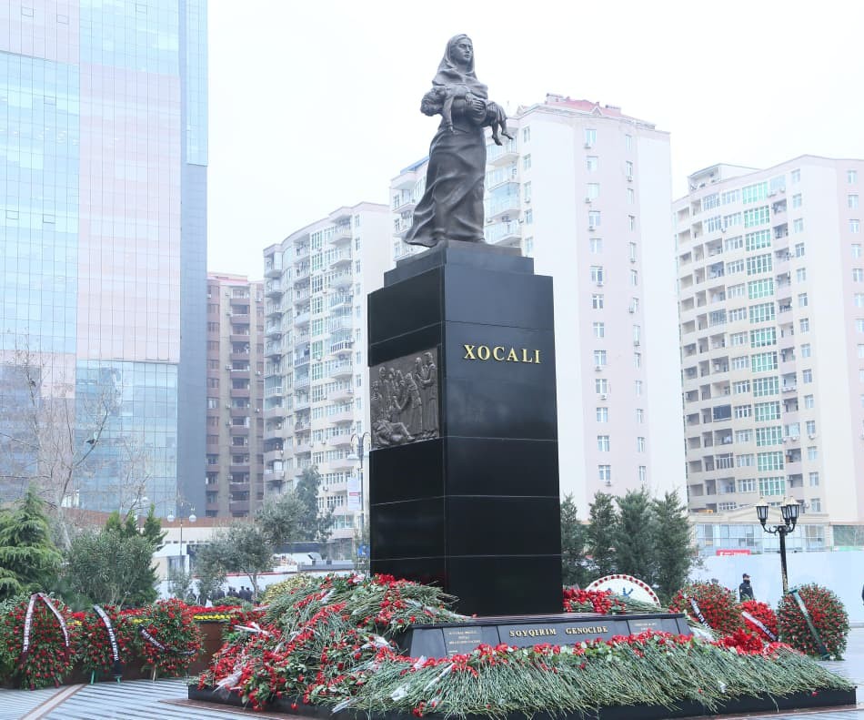 TAU və AzTU kollektivi Xocalı soyqırımı abidəsini ziyarət edib