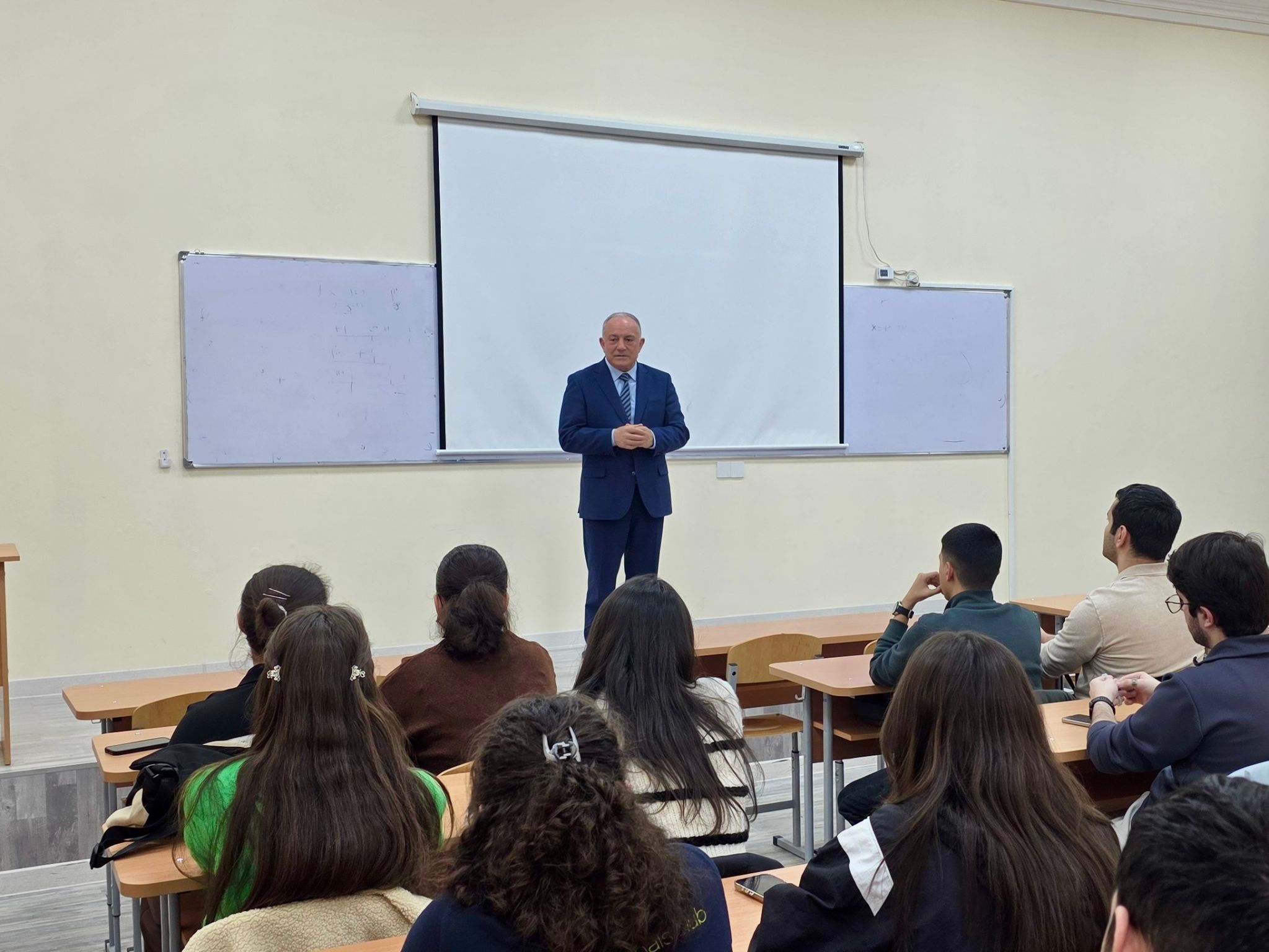 TAU-nun rektor əvəzi Vilayat Valiyev tələbələrə “Karyera planlaması” mövzusunda seminar keçib