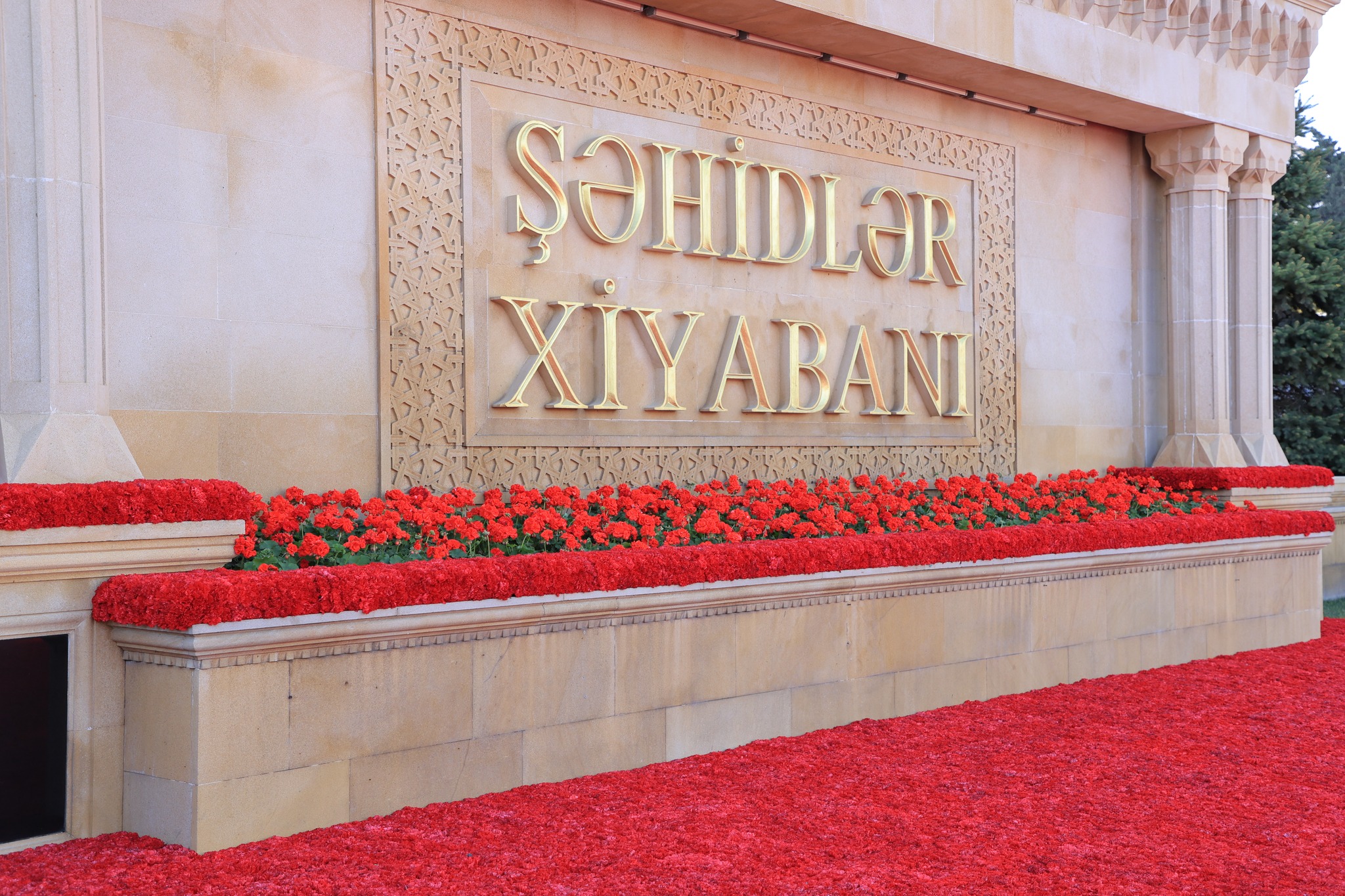 TAU və AzTU kollektivi Şəhidlər xiyabanını ziyarət edib