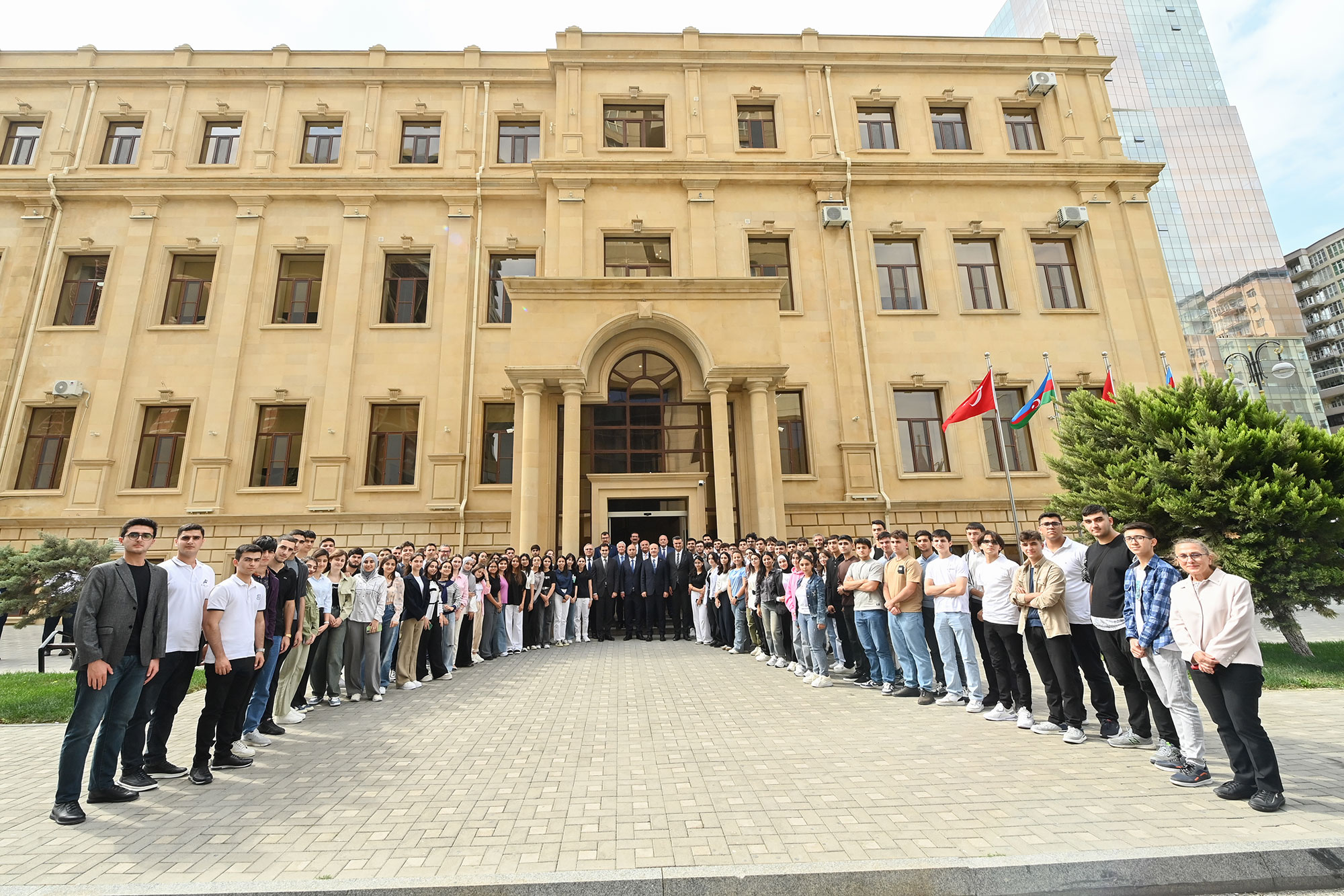 Emin Əmrullayev və Erol Özvar Türkiyə–Azərbaycan Universitetində tələbələrlə görüşüblər