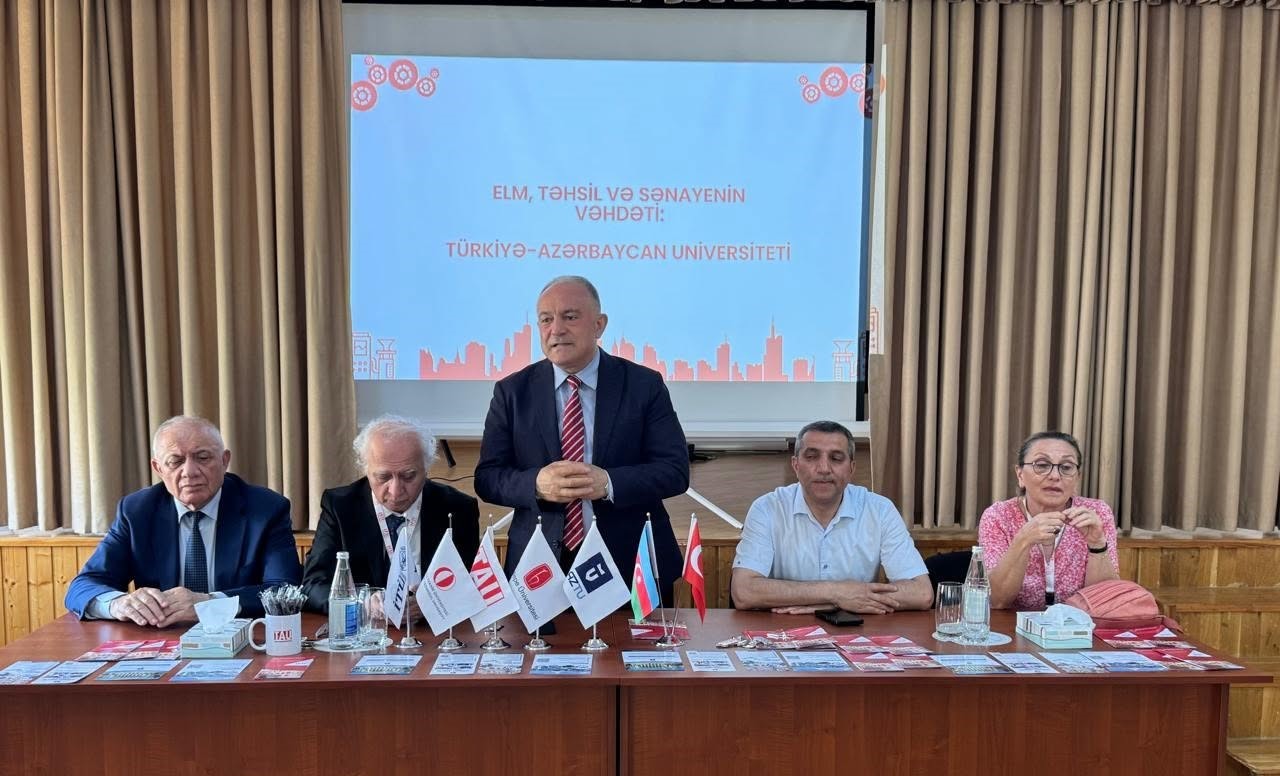 TAU rektor əvəzi Vilayət Vəliyev Fizika-riyaziyyat və informatika təmayüllü liseydə şagirdlərlə görüşüb