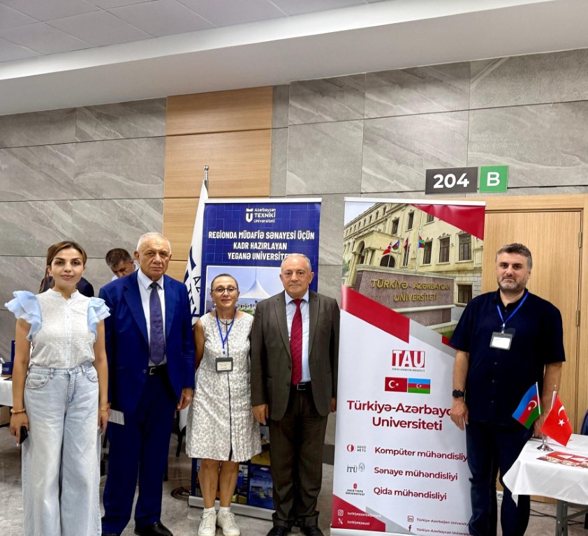 Rektor Vilayət Vəliyev ali təhsil müəssisələrinin sərgisini ziyarət edib