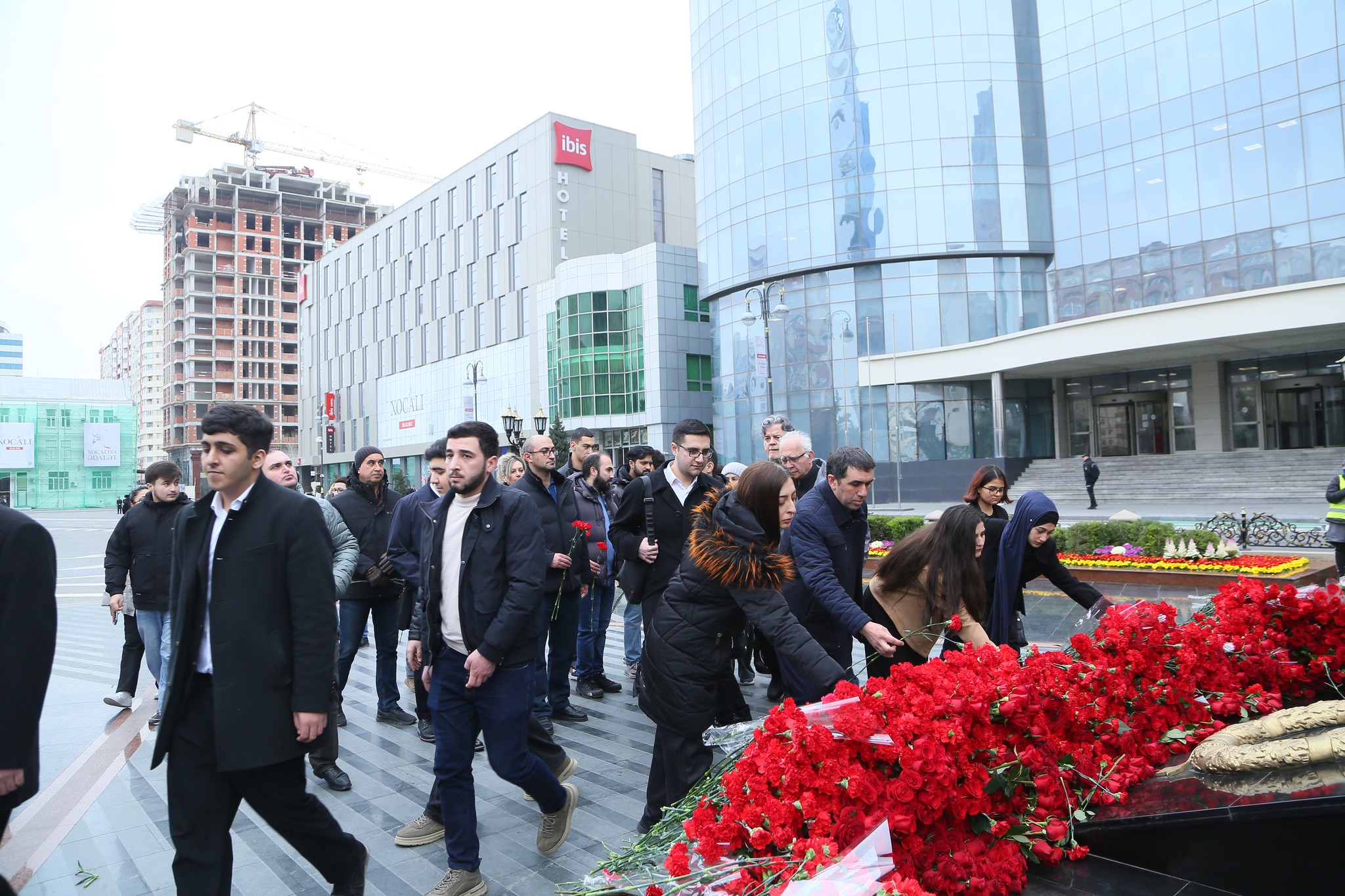 TAU və AzTU kollektivi Xocalı soyqırımı abidəsini ziyarət edib