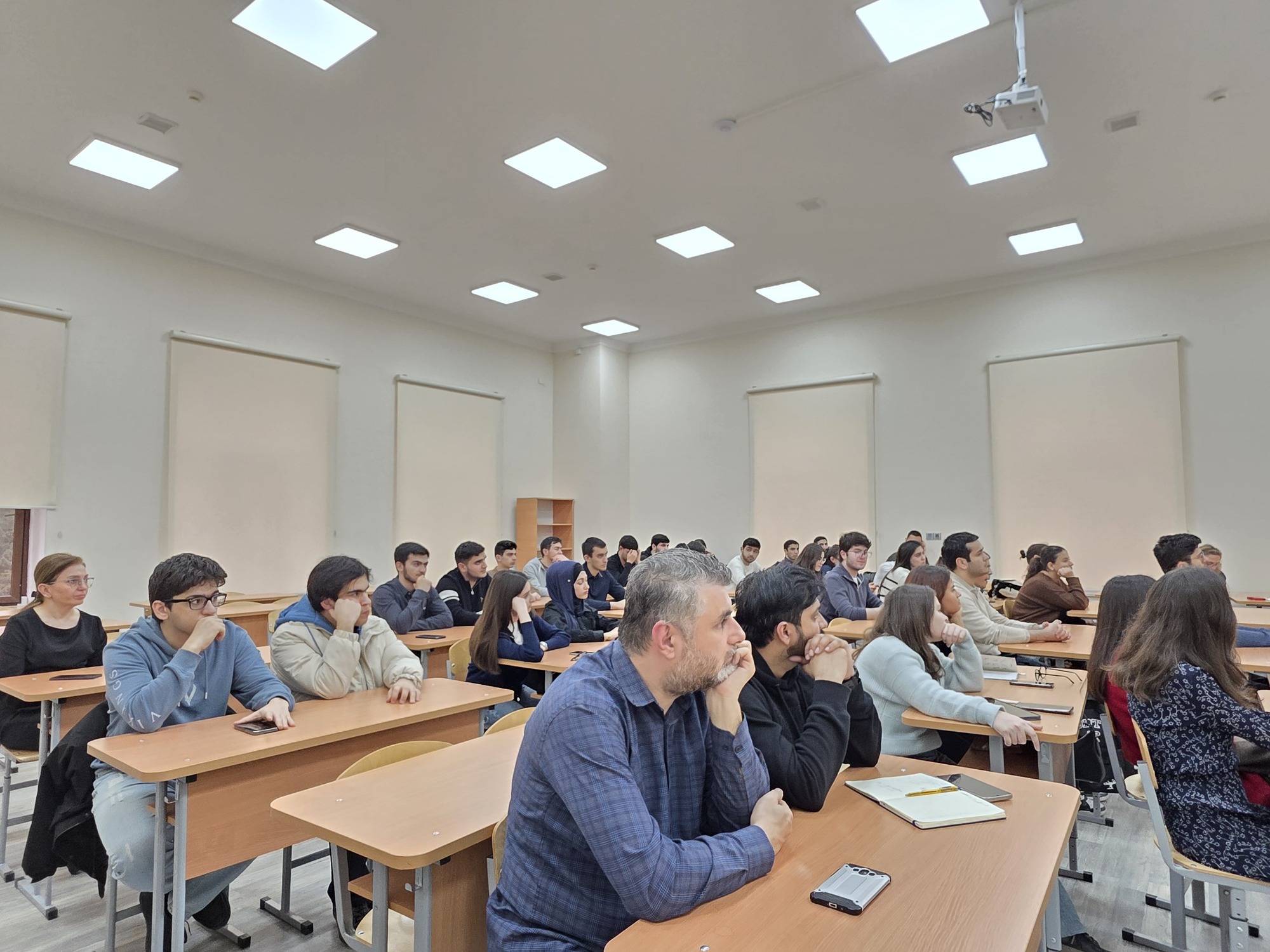 TAU-nun rektor əvəzi Vilayat Valiyev tələbələrə “Karyera planlaması” mövzusunda seminar keçib
