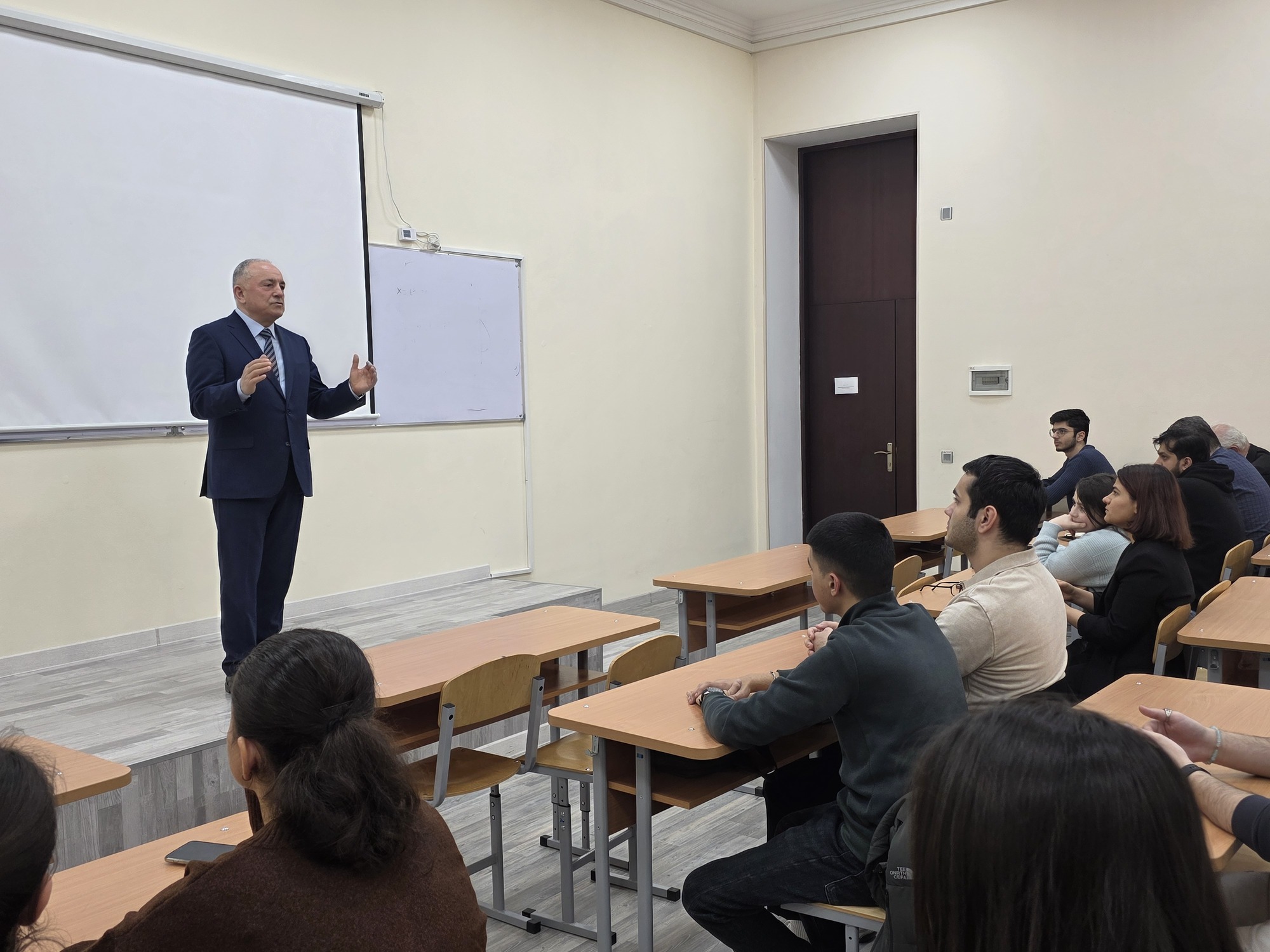 TAU-nun rektor əvəzi Vilayat Valiyev tələbələrə “Karyera planlaması” mövzusunda seminar keçib