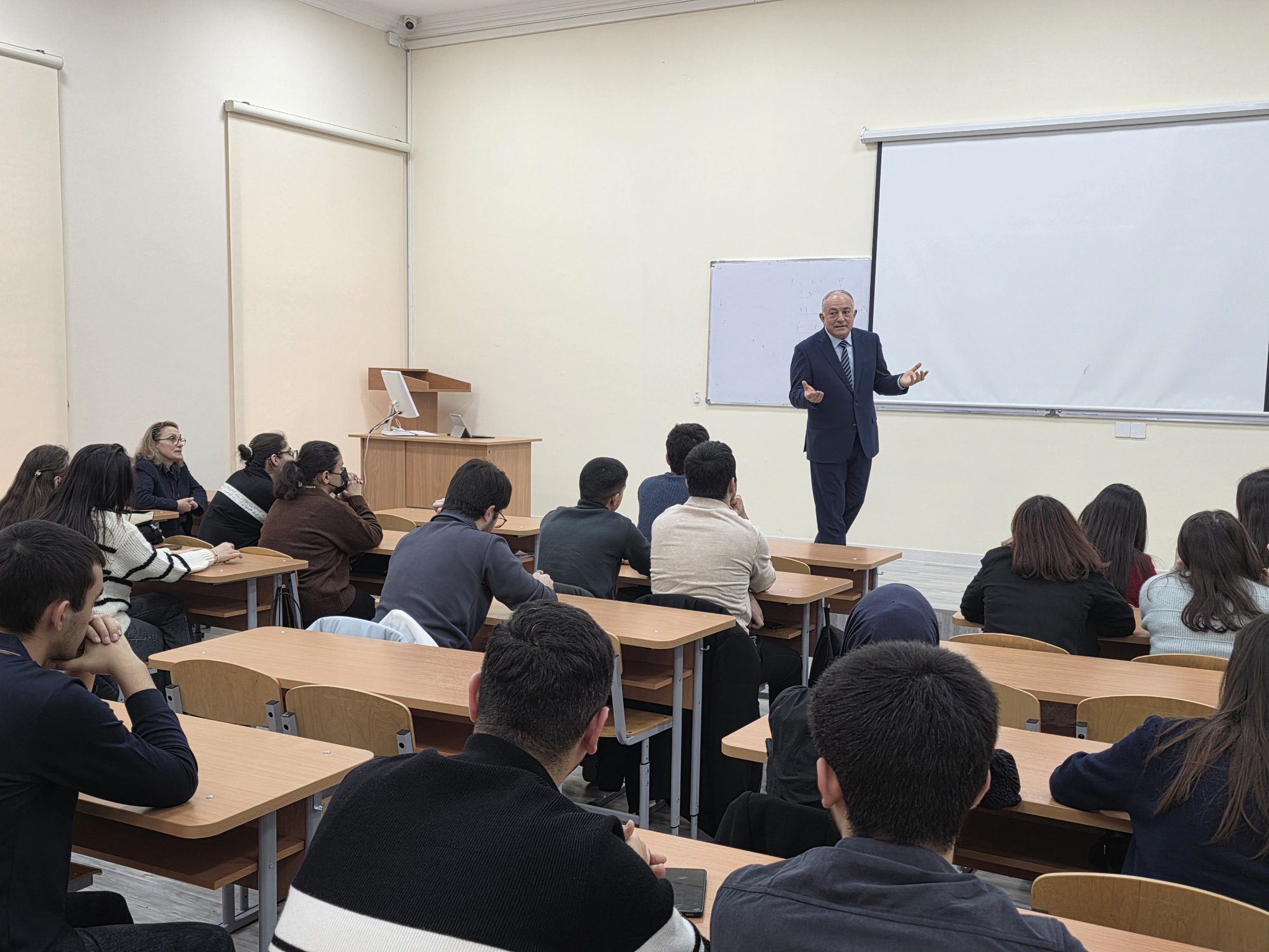 TAU-nun rektor əvəzi Vilayat Valiyev tələbələrə “Karyera planlaması” mövzusunda seminar keçib