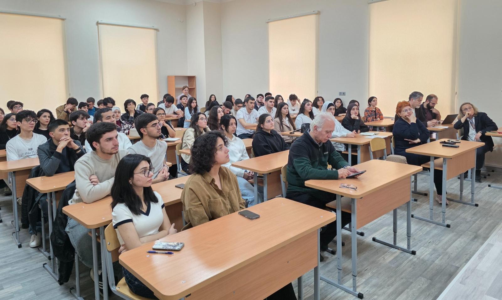 SİNERJİTÜRK Effektiv Biznes və Güc Birliyi Fondunun nümayəndəsi TAU tələbələrinə “Karyera planlaması” çərçivəsində seminar keçib