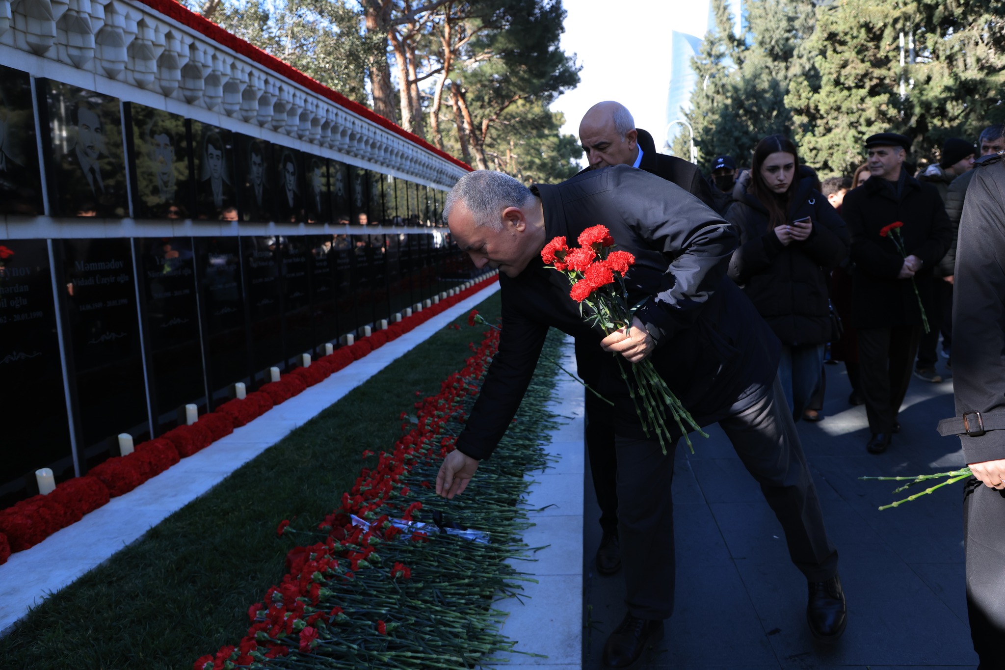 TAU və AzTU kollektivi Şəhidlər xiyabanını ziyarət edib
