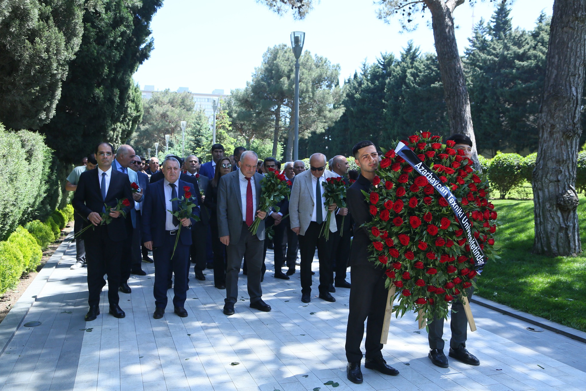 TAU və AzTU kollektivi Ulu Öndərin məzarını ziyarət ediblər