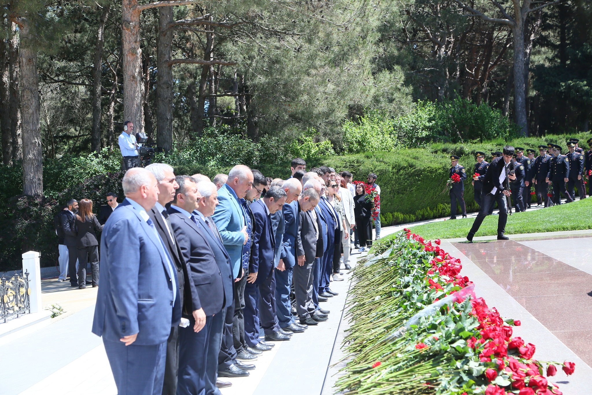 TAU və AzTU kollektivi Ulu Öndərin məzarını ziyarət ediblər
