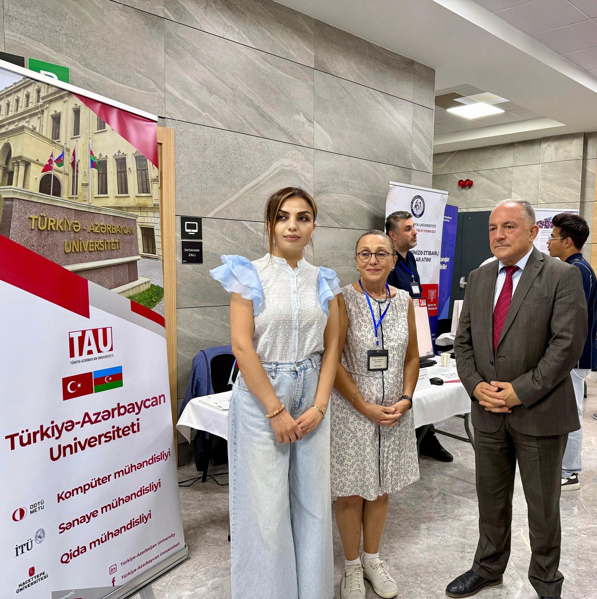 Rektor Vilayət Vəliyev ali təhsil müəssisələrinin sərgisini ziyarət edib