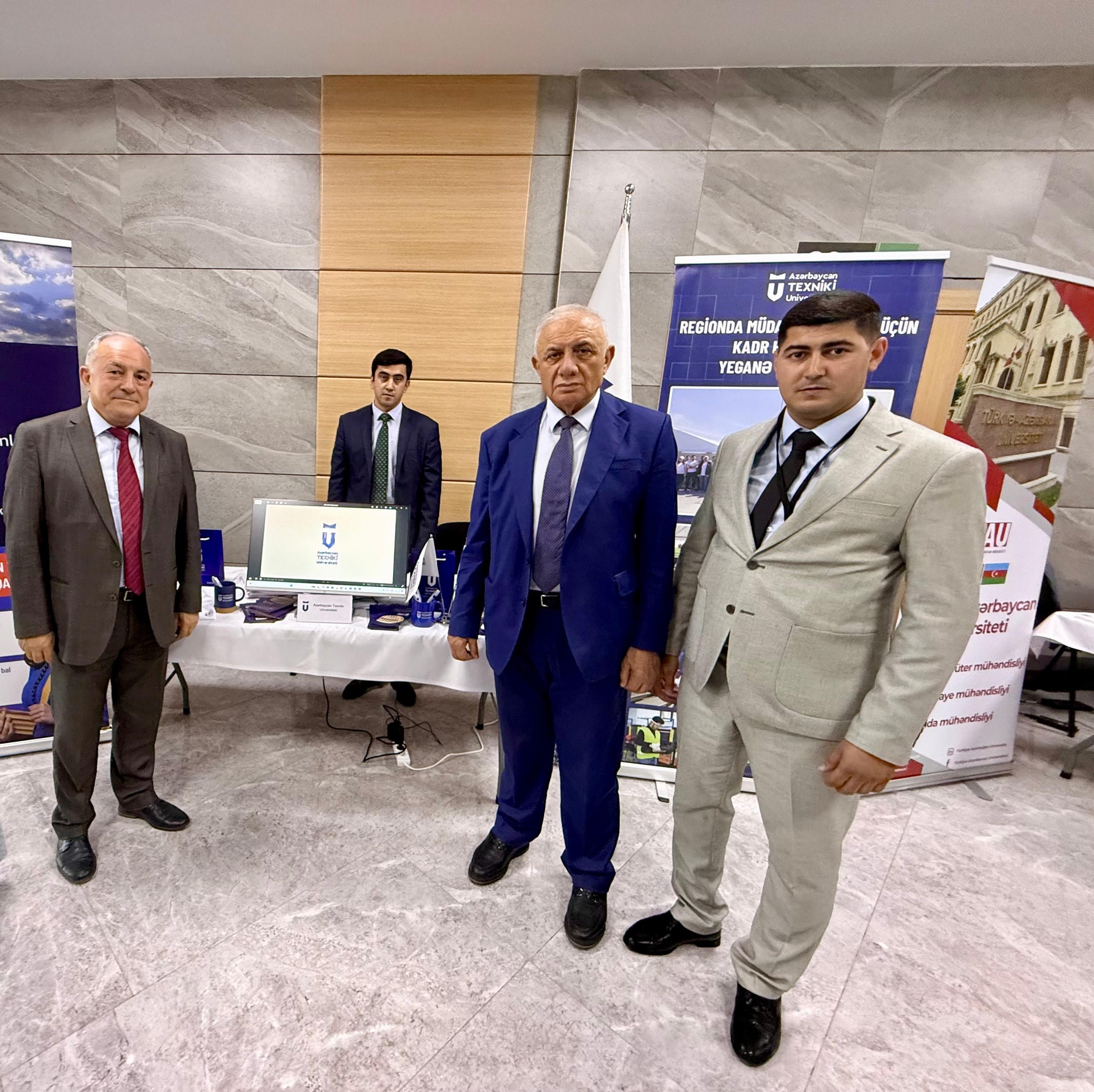 Rektor Vilayət Vəliyev ali təhsil müəssisələrinin sərgisini ziyarət edib