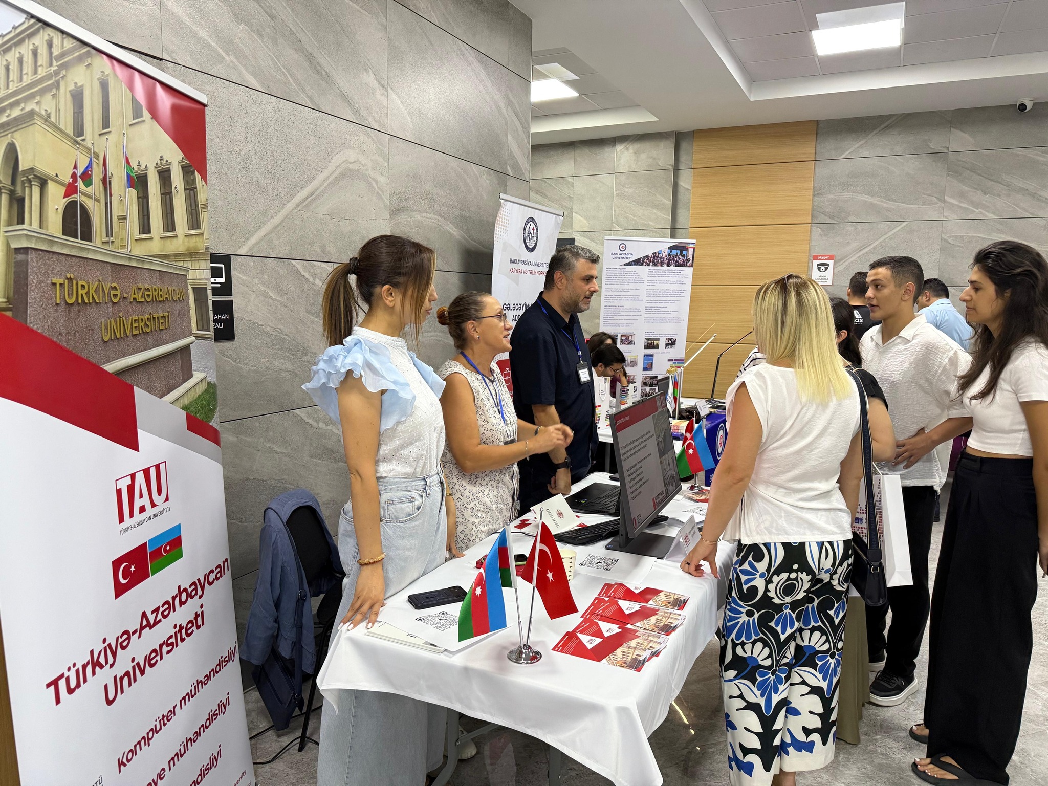 Rektor Vilayət Vəliyev ali təhsil müəssisələrinin sərgisini ziyarət edib