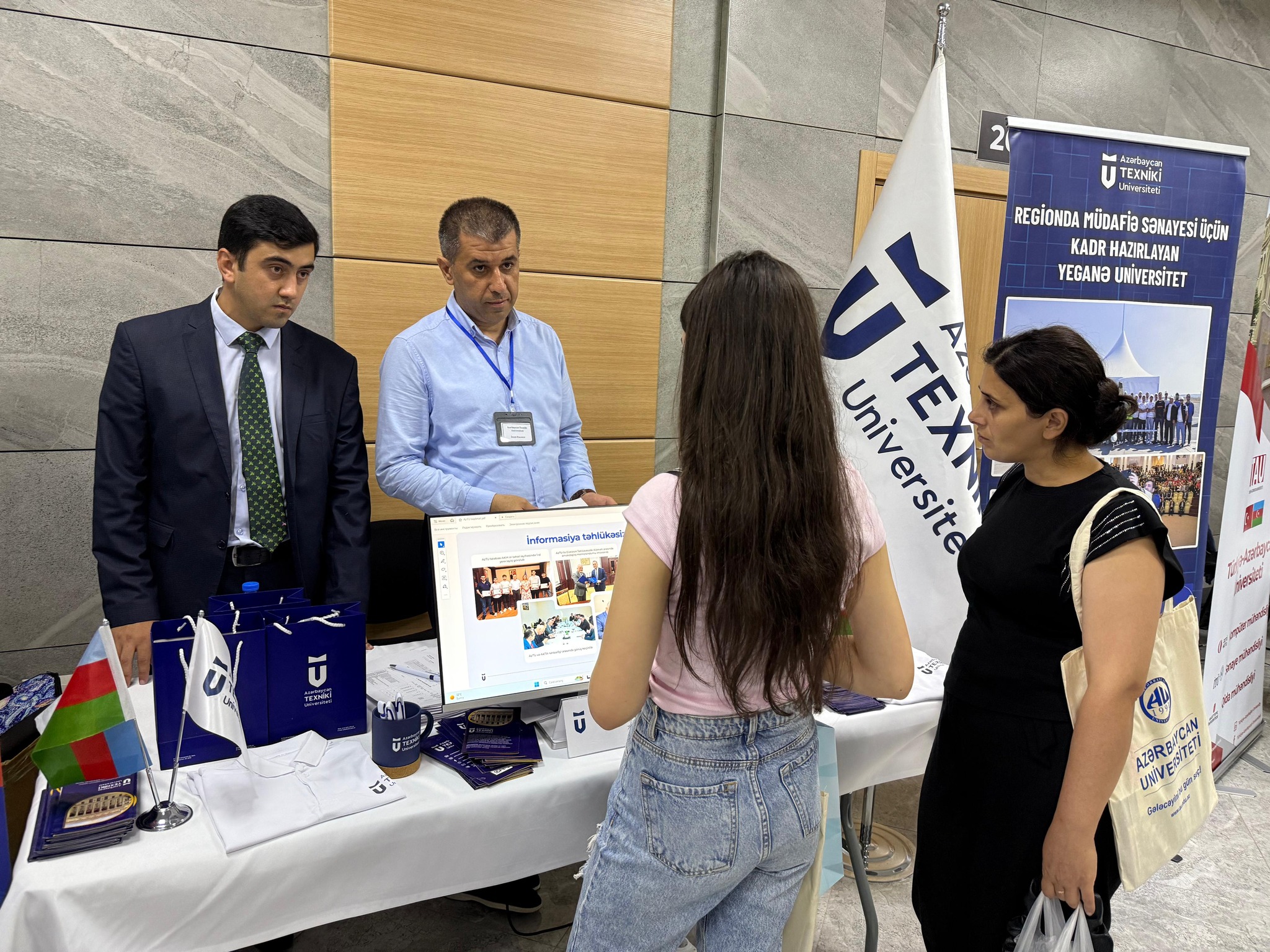 Rektor Vilayət Vəliyev ali təhsil müəssisələrinin sərgisini ziyarət edib