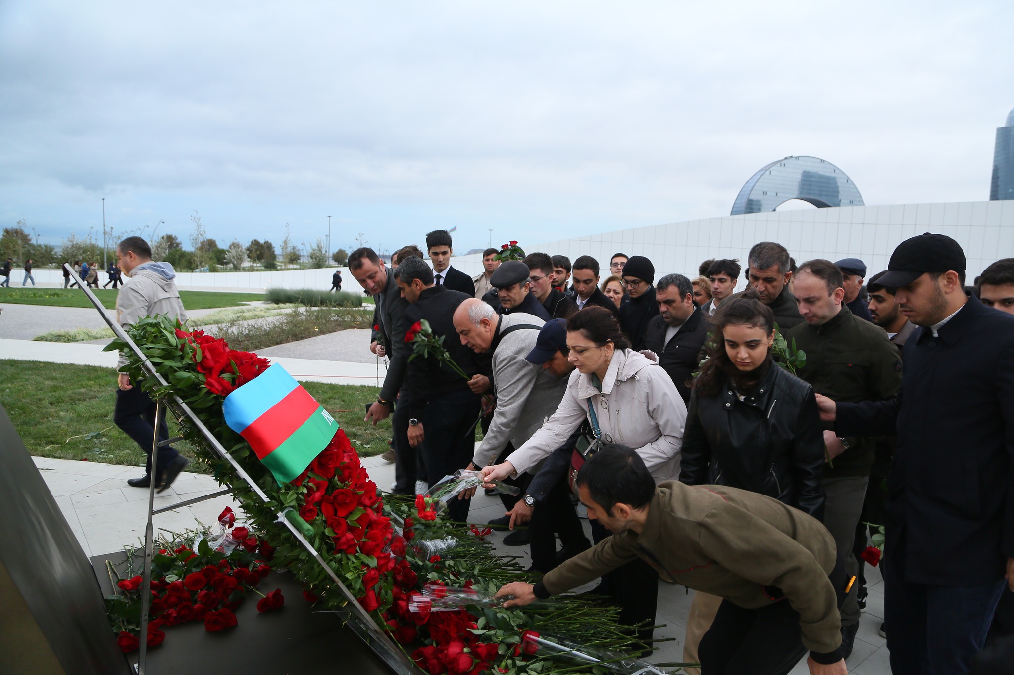TAU və AzTU kollektivi Zəfər parkını ziyarət edib