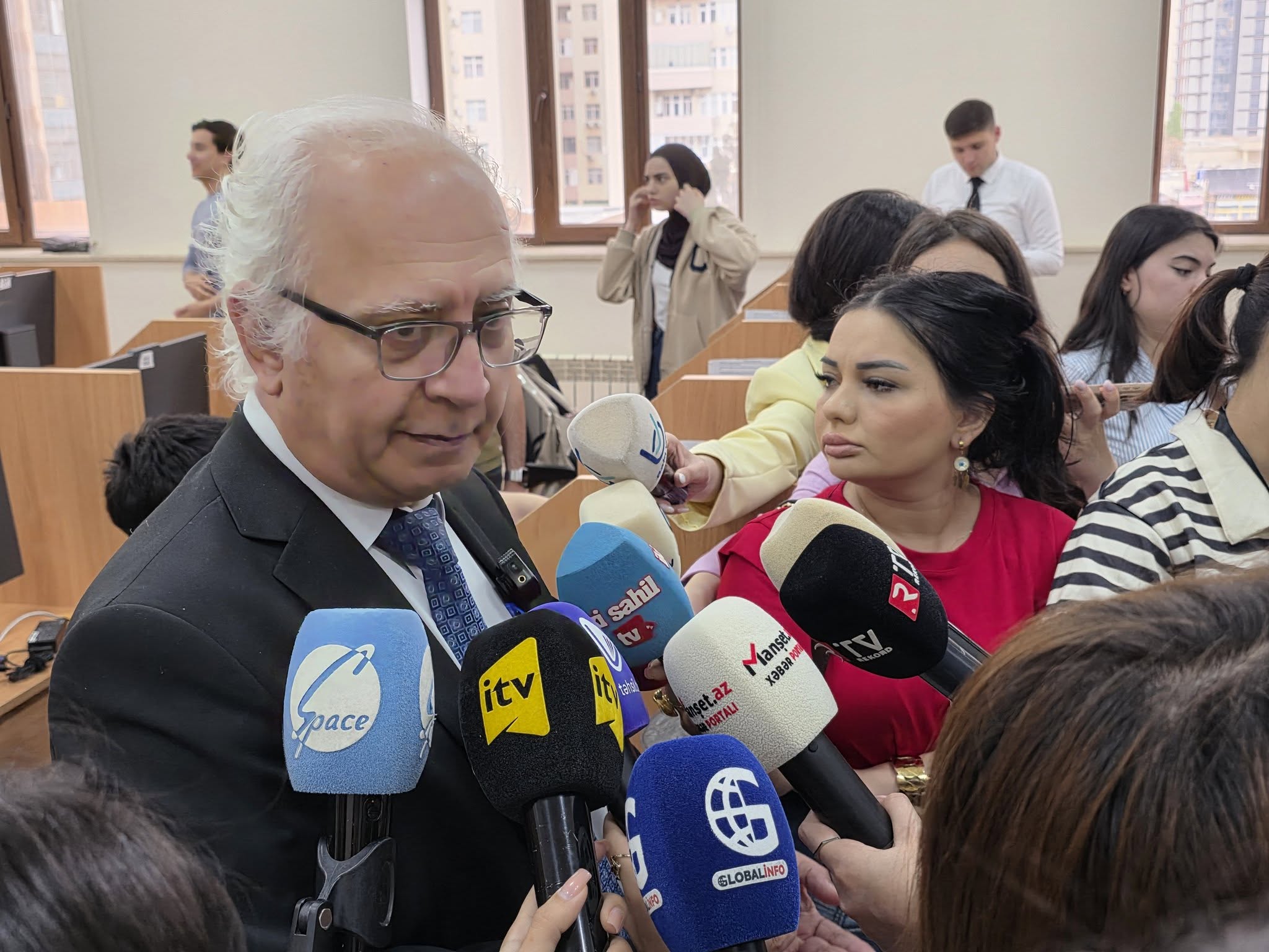 Türkiyə-Azərbaycan Universitetinin komandası media qarşısında