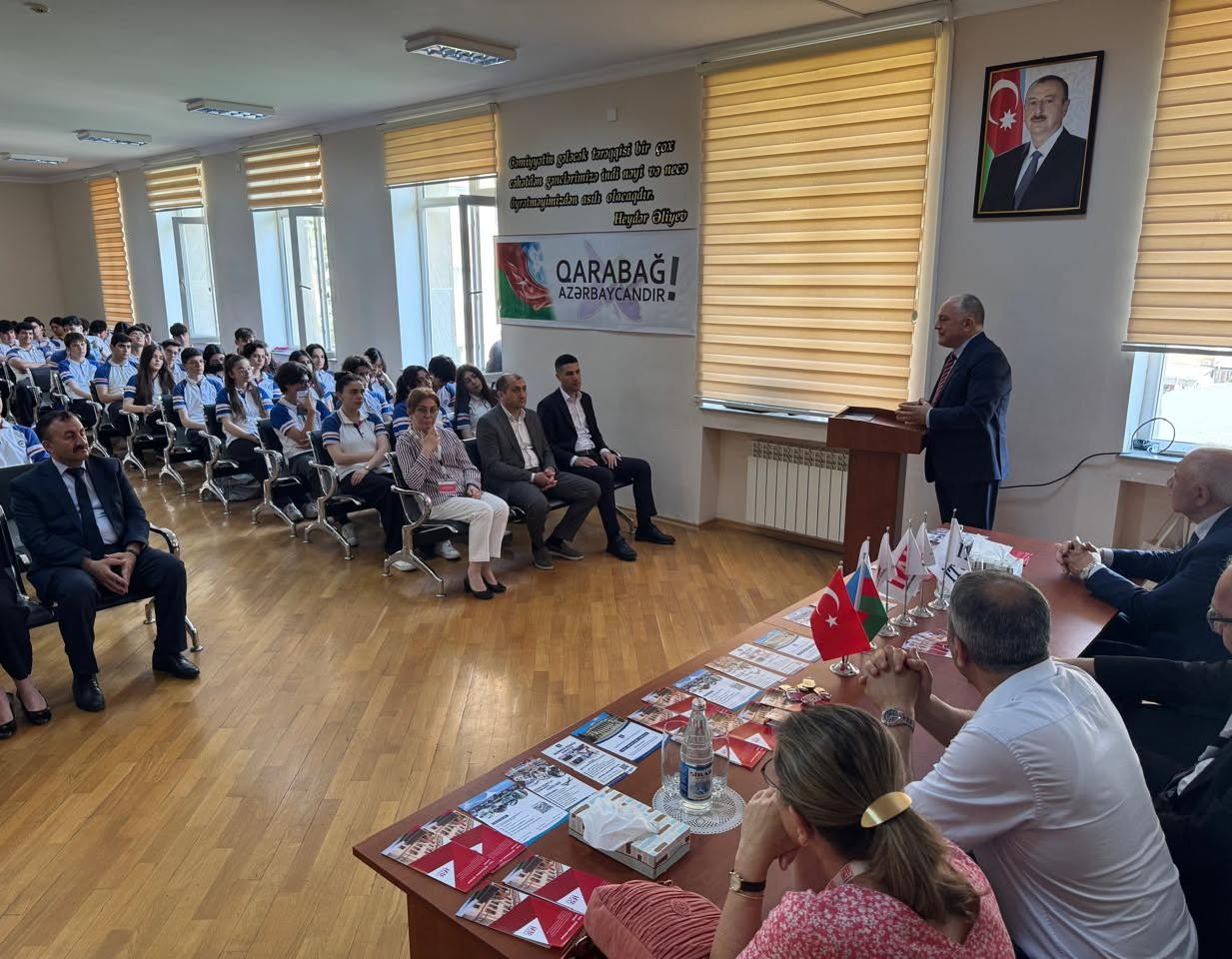 TAU rektor əvəzi Vilayət Vəliyev Fizika-riyaziyyat və informatika təmayüllü liseydə şagirdlərlə görüşüb