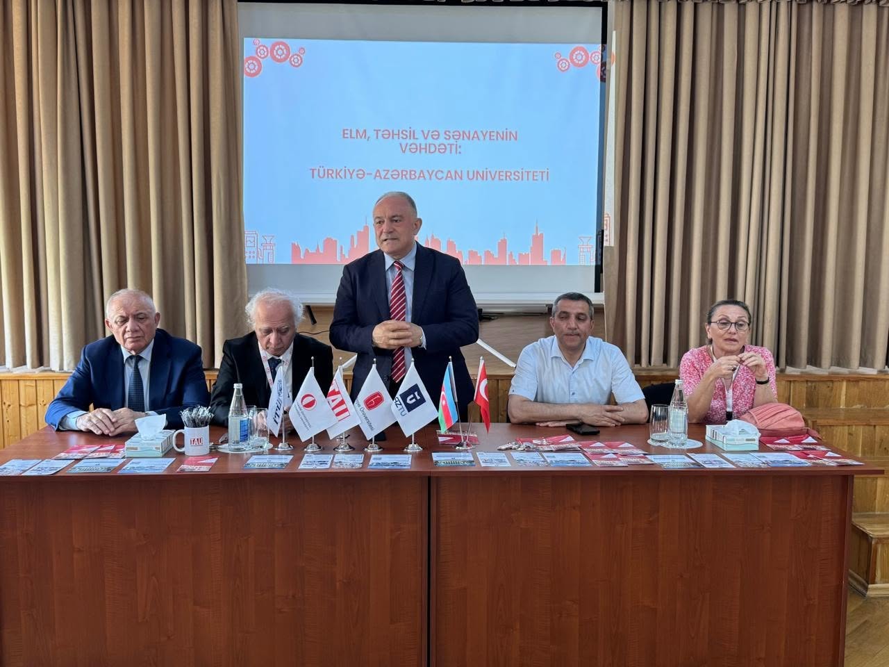 TAU rektor əvəzi Vilayət Vəliyev Fizika-riyaziyyat və informatika təmayüllü liseydə şagirdlərlə görüşüb