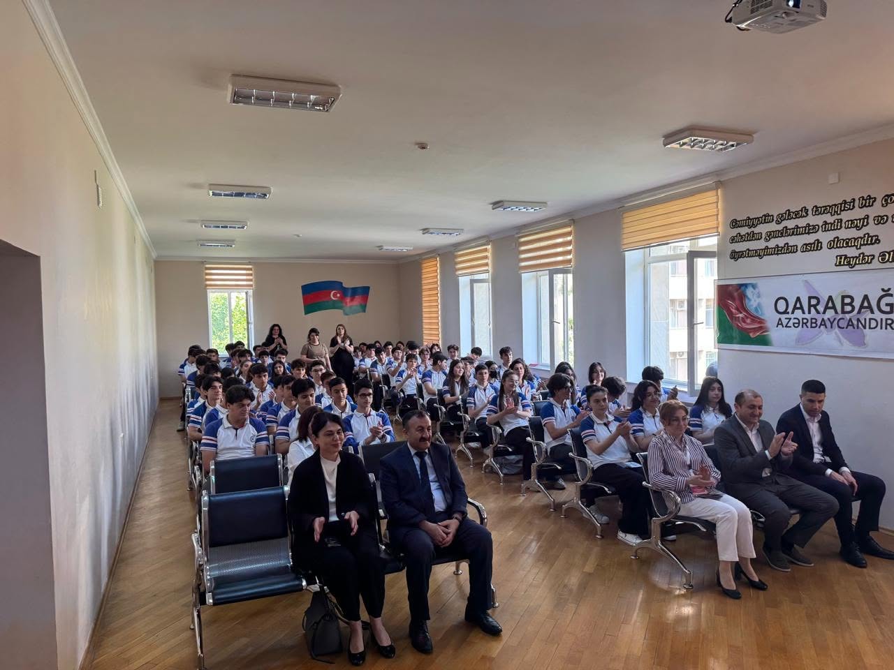 TAU rektor əvəzi Vilayət Vəliyev Fizika-riyaziyyat və informatika təmayüllü liseydə şagirdlərlə görüşüb