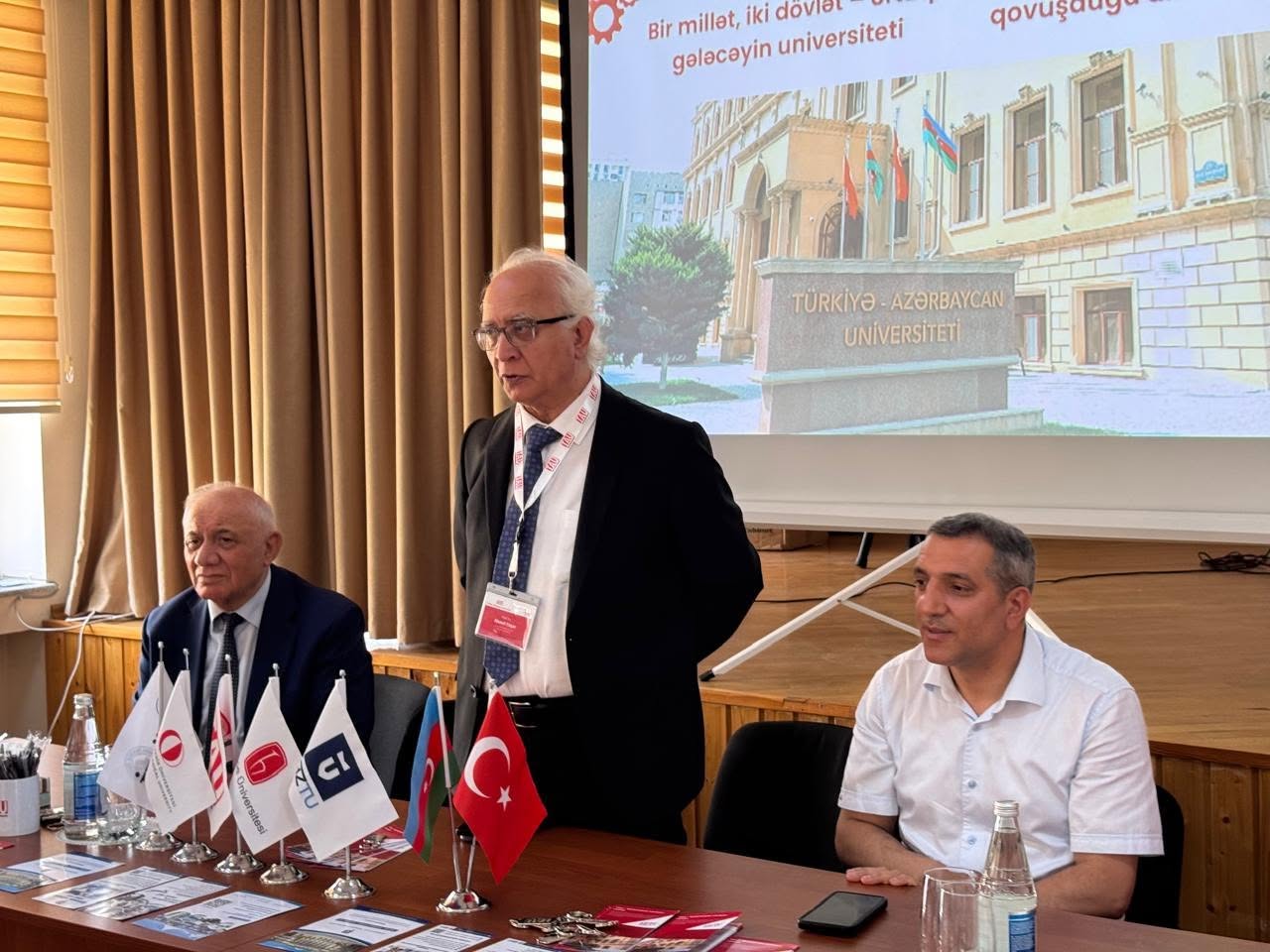 TAU rektor əvəzi Vilayət Vəliyev Fizika-riyaziyyat və informatika təmayüllü liseydə şagirdlərlə görüşüb