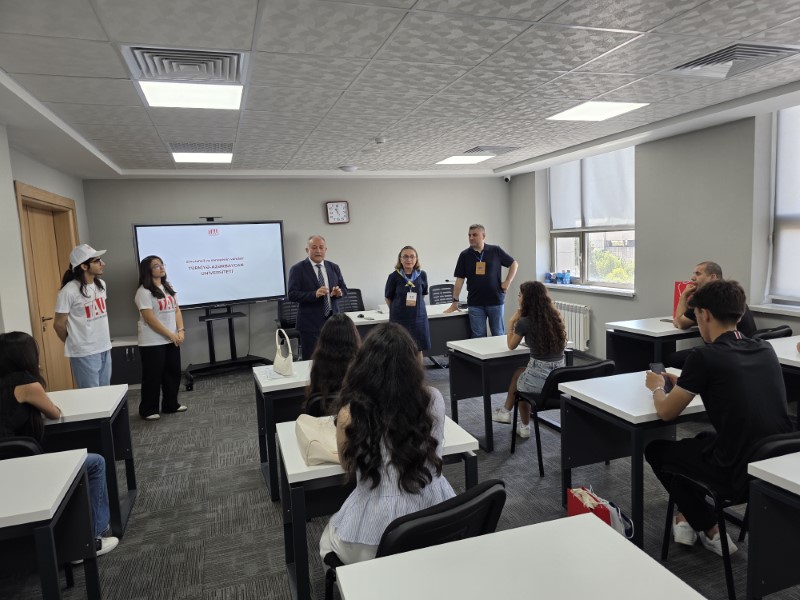 TAU-nun rektor əvəzi ali təhsil müəssiələrinin sərgisində iştirak edib