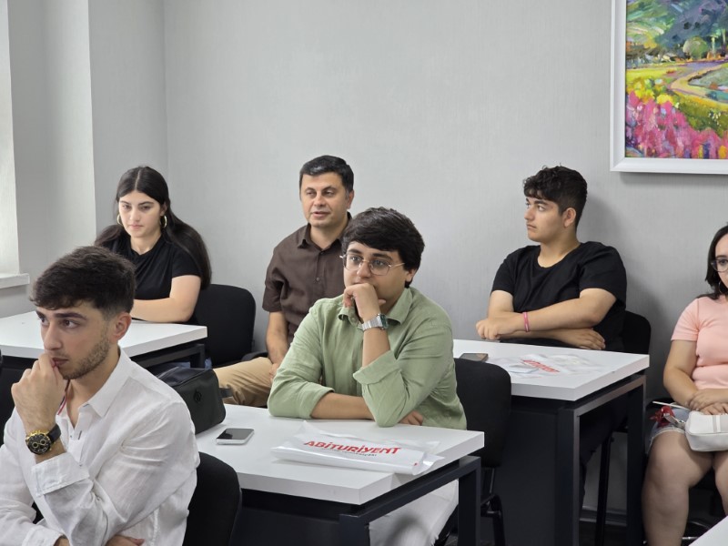 TAU-nun rektor əvəzi ali təhsil müəssiələrinin sərgisində iştirak edib