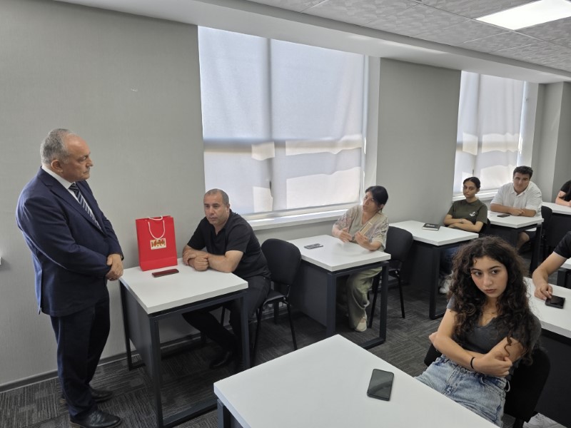 TAU-nun rektor əvəzi ali təhsil müəssiələrinin sərgisində iştirak edib